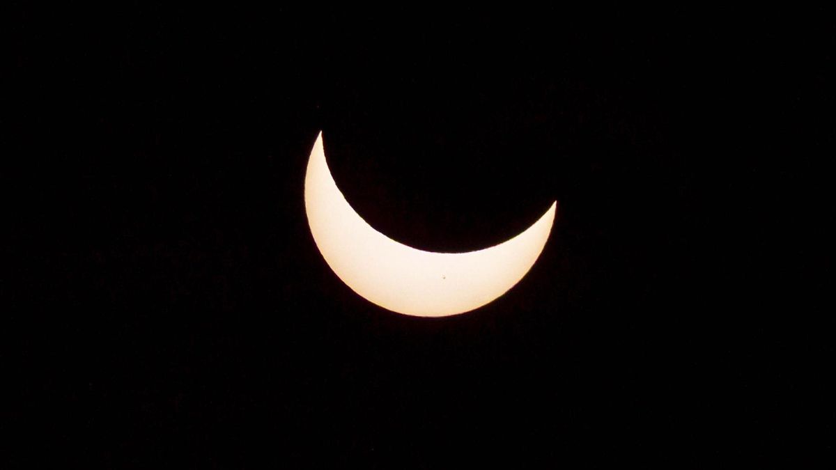 Un eclipse entre telescopios, mesas de camping, nociones de expertos y el Teide de mudo pero implacable testigo