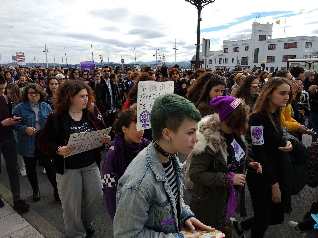 Pancartas y pegatinas en apoyo a la huelga feminista exhibidas durante el recorrido de la manifestación. | RUBÉN ALONSO