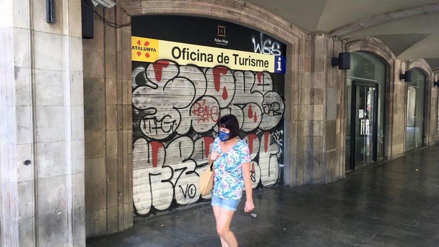 Incluso la oficina de atención a los turistas permanece cerrada este agosto.