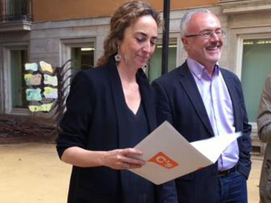 Els portaveus de Ciutadans i Podem (Carolina Punset i Antonio Montiel) en les Corts Valencianes el 2016.