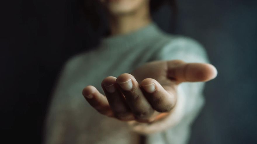 “Sanar”, “soltar”, “atraer abundancia”: el negocio de las terapias sin título ni matrícula