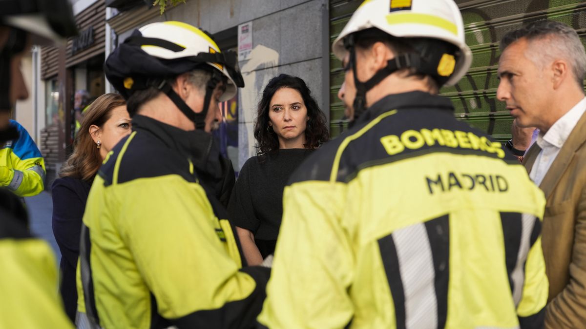 La presidenta de la Comunidad de Madrid, Isabel Díaz Ayuso, durante su visita a la zona en la que se ha producido el derrumbe este martes.