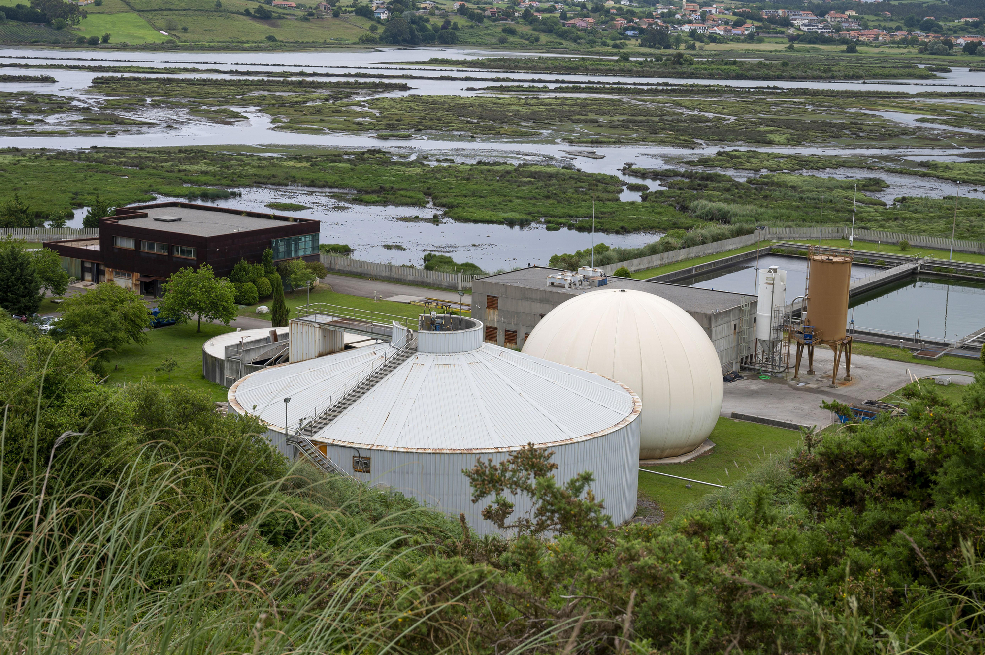 Vista de la depuradora de Vuelta Ostrera que, casi veinte años después de que el Tribunal Supremo ordenara su demolición a raíz de una denuncia de la asociación ecologista ARCA, sigue en pie, funcionando, a la espera de una alternativa que no se concreta y que, cada vez que se saca a la palestra, provoca polémica y rechazo social. 