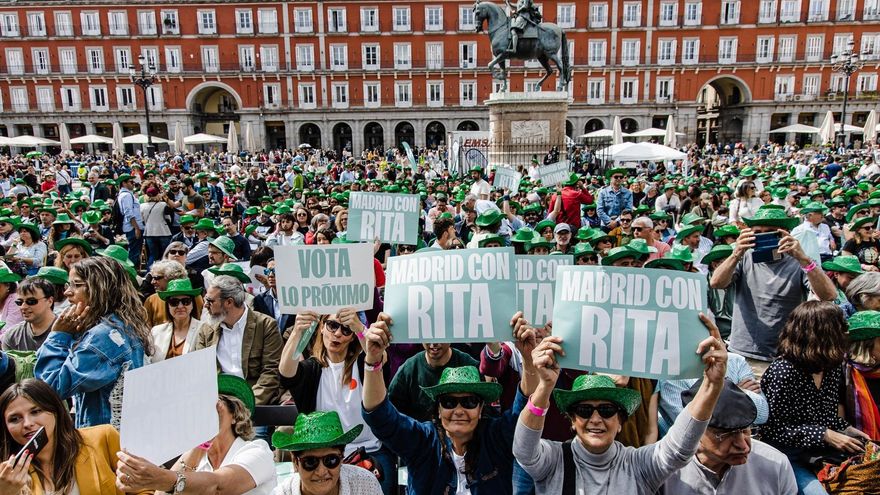 Asistentes al mitin de Más Madrid en la Plaza Mayor de la capital este sábado.