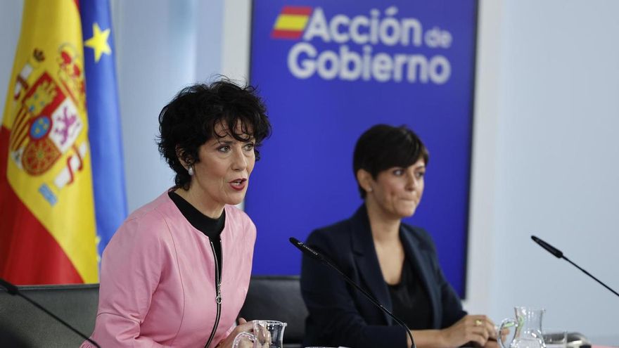 La ministra portavoz, Elma Saiz, y la ministra de Vivienda y Agenda Urbana, Isabel Rodríguez, durante la rueda de prensa posterior al Consejo de Ministros este martes.