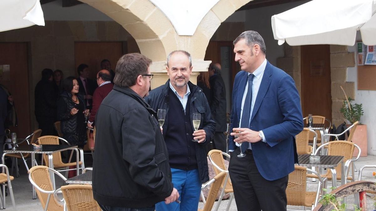 El sumiller Patxi Zabala realiza una sesión de maridaje de puros y txakoli de Bizkaia
