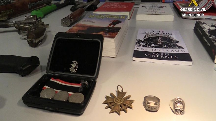 Simbología nazi incautada a los detenidos