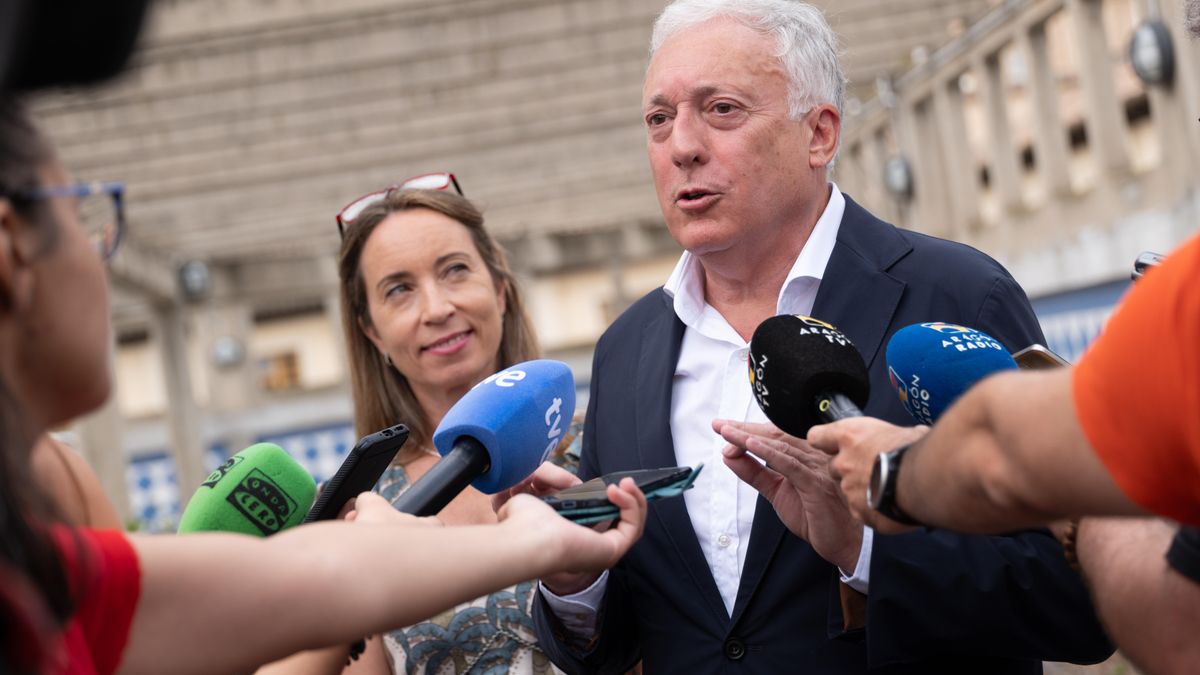 El consejero Octavio López, con la directora general de Planificación Estratégica y Logística, Raquel Campos, detrás.