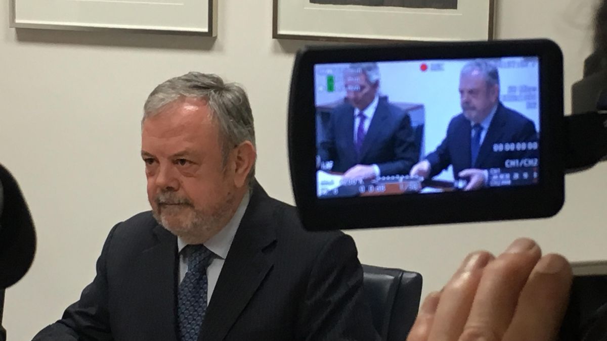 El consejero Azpiazu, firmando el acuerdo con el PP en el Parlamento Vasco