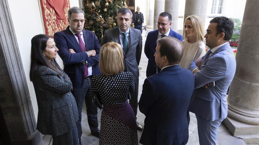 Los diputados del grupo Popular abandonaron el salón de plenos durante la intervención del diputado de Sí Podemos Canarias, Manuel Marrero. EFE/Miguel Barreto