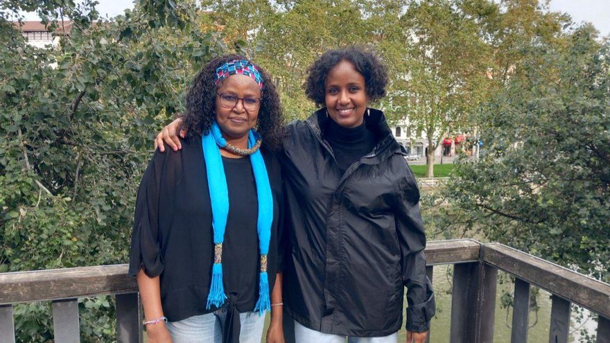 Asha y Hayat, madre e hija contra la mutilación genital femenina: "No afecta a negras o musulmanas, es violencia global"
