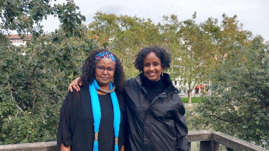 Asha y Hayat, madre e hija contra la mutilación genital femenina: "No afecta a negras o musulmanas, es violencia global"