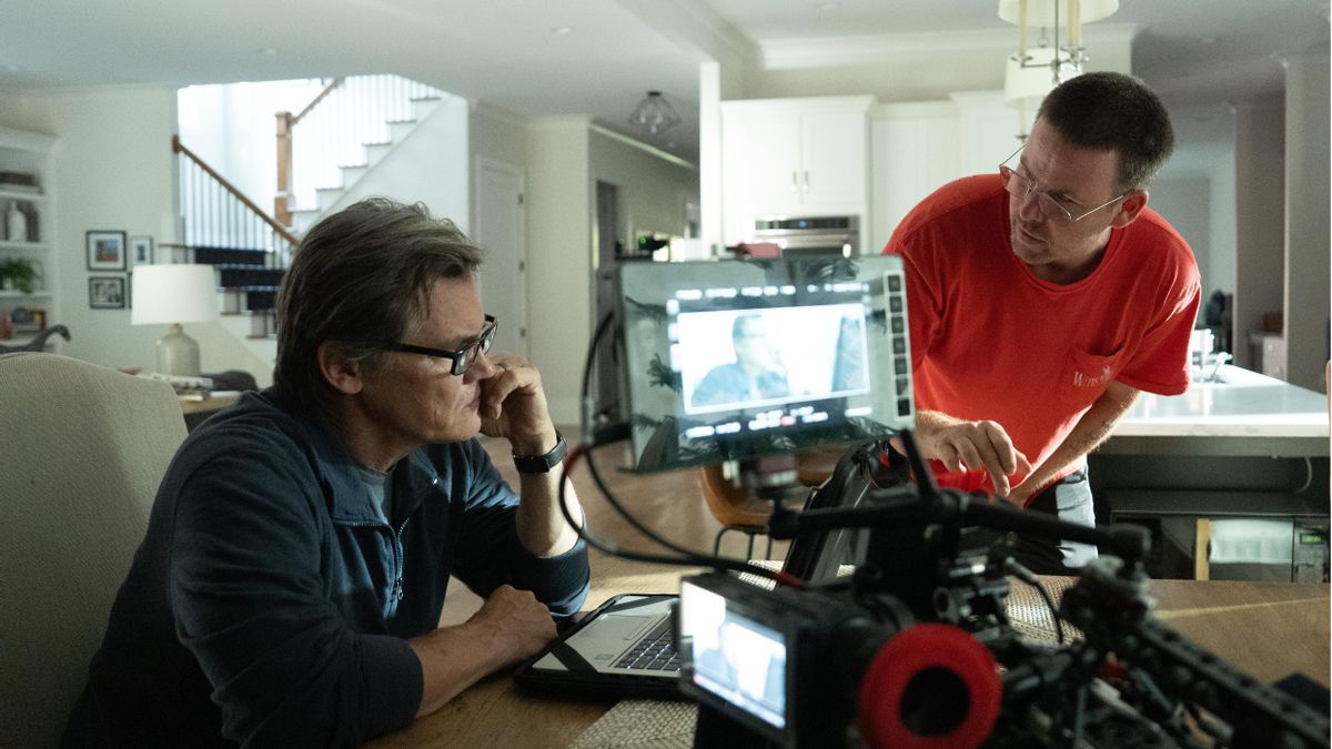 Josh Brolin (izquierda) y el guionista y director Zach Cregger en el set de rodaje de 'Weapons'