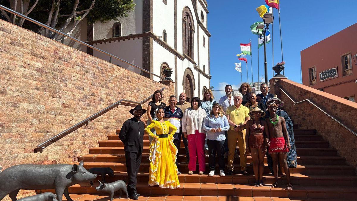 Las embajadas participantes, junto a los cochinos de la plaza de la Candelaria con motivo del XXX Festival de Folclore de Ingenio.