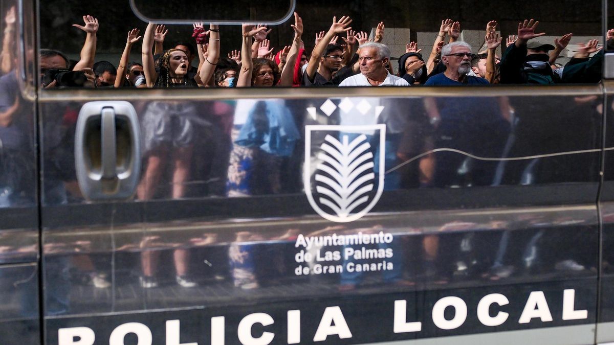 Vecinos y activistas de la plataforma ciudadana Derecho al Techo se manifiestan contra el lanzamiento frente a equipos de la Policía Local de Las Palmas de Gran Canaria. EFE/Ángel Medina G.