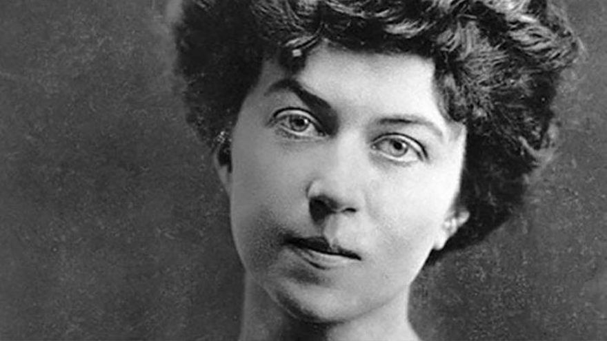 Alexandra Kollontai, Comisaria del Pueblo para la Asistencia Pública y miembro del Comité Central del Partido Bolchevique