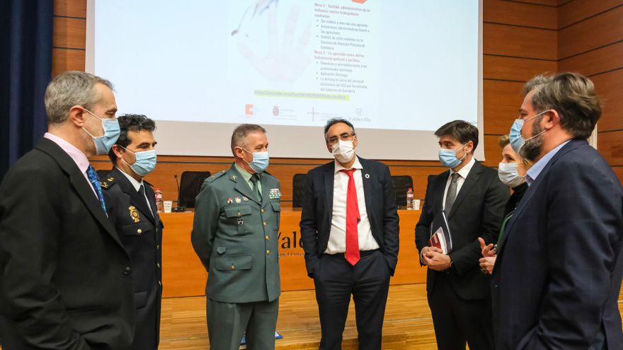 El consejero de Sanidad, Raúl Pesquera, inaugura la jornada sobre agresiones en el ámbito sanitario.