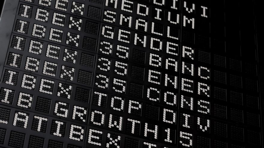 Archivo - Valores del Ibex 35 en el Palacio de la Bolsa de Madrid, a 15 de junio de 2022, en Madrid (España).