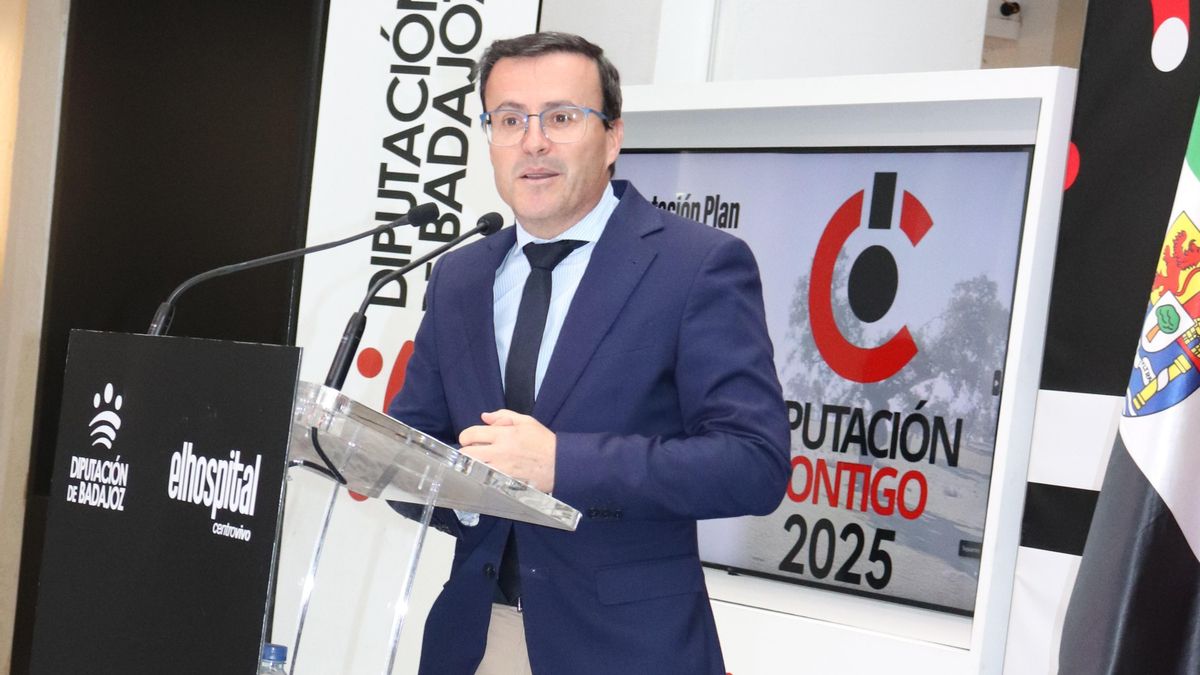 El presidente de la Diputación de Badajoz, Miguel Ángel Gallardo, en la presentación de la nueva convocatoria del Plan Diputación Contigo