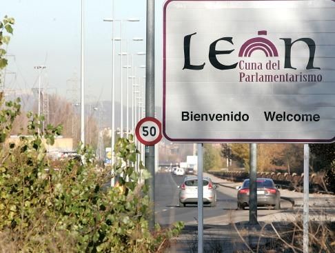 Cartel de León Cuna del Parlamentarismo a la entrada de la ciudad.