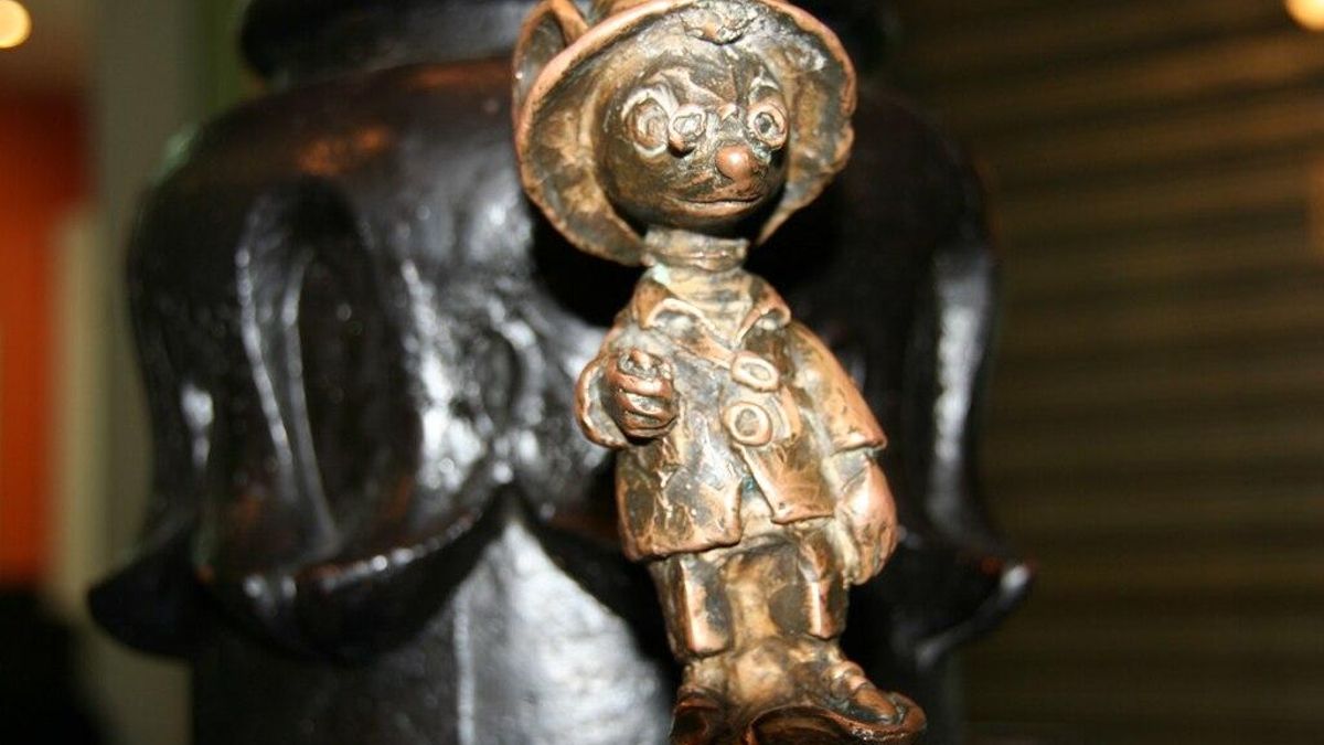 Figurita en bronce del Ratón Perez, cuya autora es la ilustradora Cruz Pintor, y que se encuentra ubicada en el lugar donde el Padre Coloma situó la vivienda del Ratoncito Pérez en la Calle Arenal número 8 de Madrid.