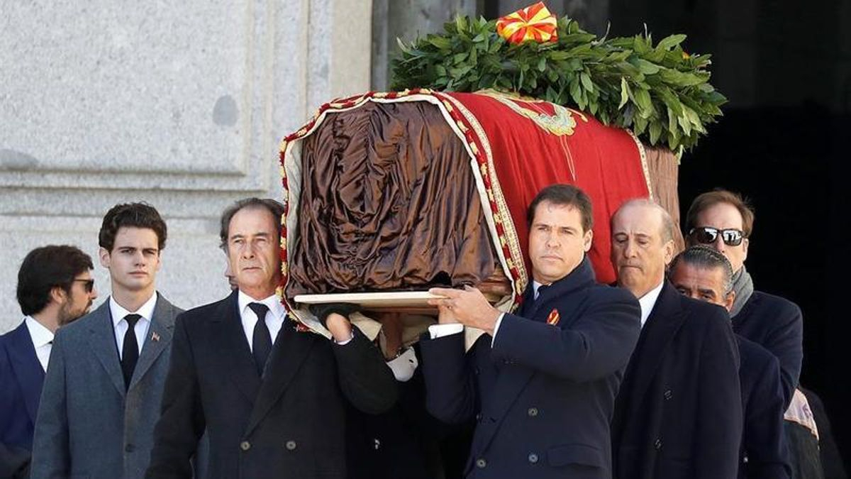Imagen de archivo de lo familiares de Franco portando el féretro con los restos mortales del dictador tras su exhumación.