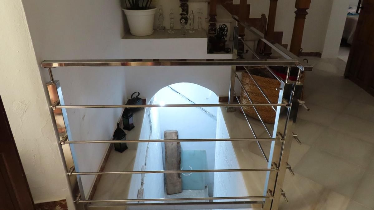 Un refugio de la Guerra Civil conservado bajo la escalera de casa