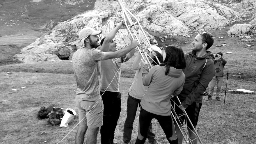 Colocación de la estación meteorológica de la Vega de Liordes, en los Picos de Europa, por aficionados en octubre de 2018. / Ángel Argüelles TW @angelarg293