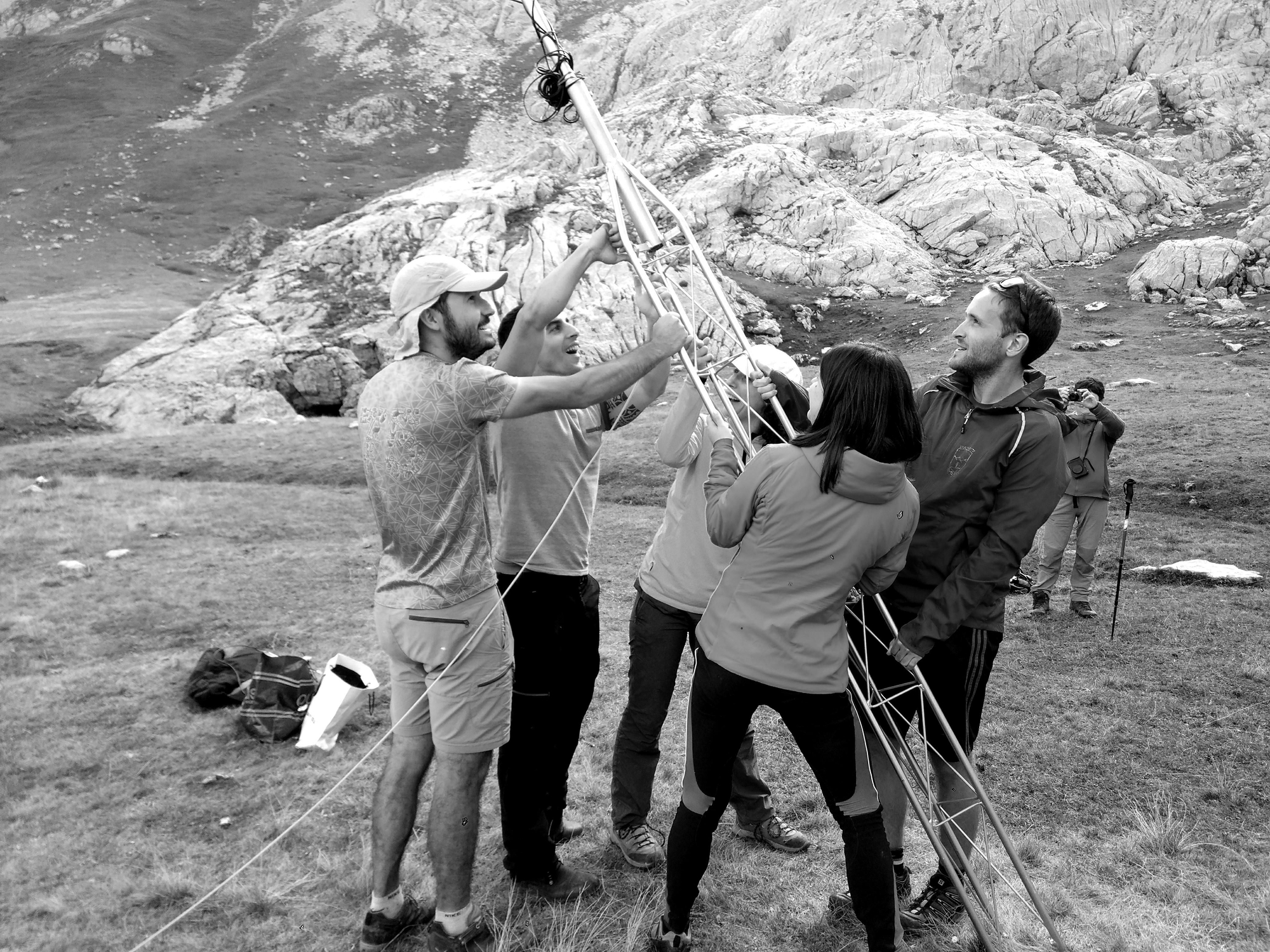 Colocación de la estación meteorológica de la Vega de Liordes, en los Picos de Europa, por aficionados en octubre de 2018.