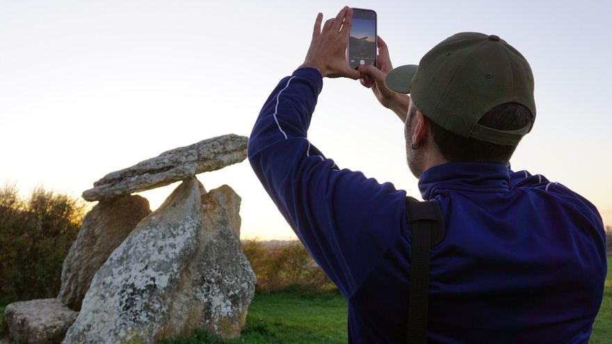 El divulgador vasco fotografía el dolmen alavés de Sorginetxe