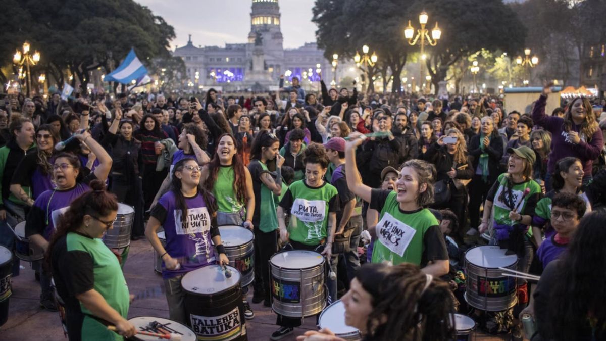 Comenzó una nueva marcha de Ni Una Menos frente al Congreso con reclamos por los femicidios de Agostina Vega y Dulce Candia