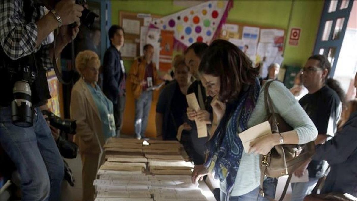 Vista de una mesa con las papeletas de todos los partidos/ Efe