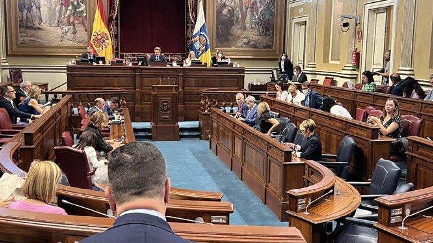 La economía canaria "resiste" y lidera la creación de empleo mientras el PP insiste en bajar impuestos