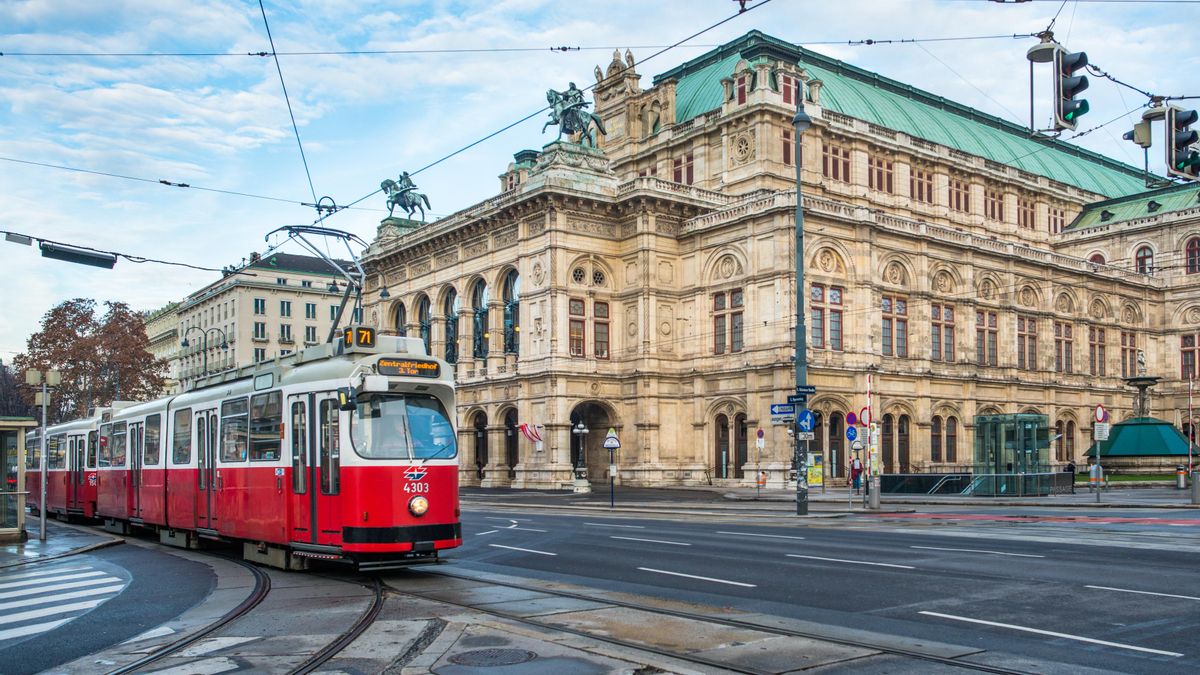 Un tranvía pasa junto a la Ópera Estatal de Viena (Austria).