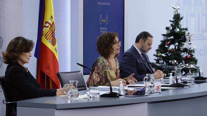 La vicepresidenta Primera del Gobierno, Carmen Calvo; la portavoz del Gobierno, María Jesús Montero, y el ministro de Transporte, José Luis Ábalos, durante la rueda de prensa posterior a la reunión del Consejo de Ministros celebrada este martes en el Complejo de La Moncloa. EFE/Zipi