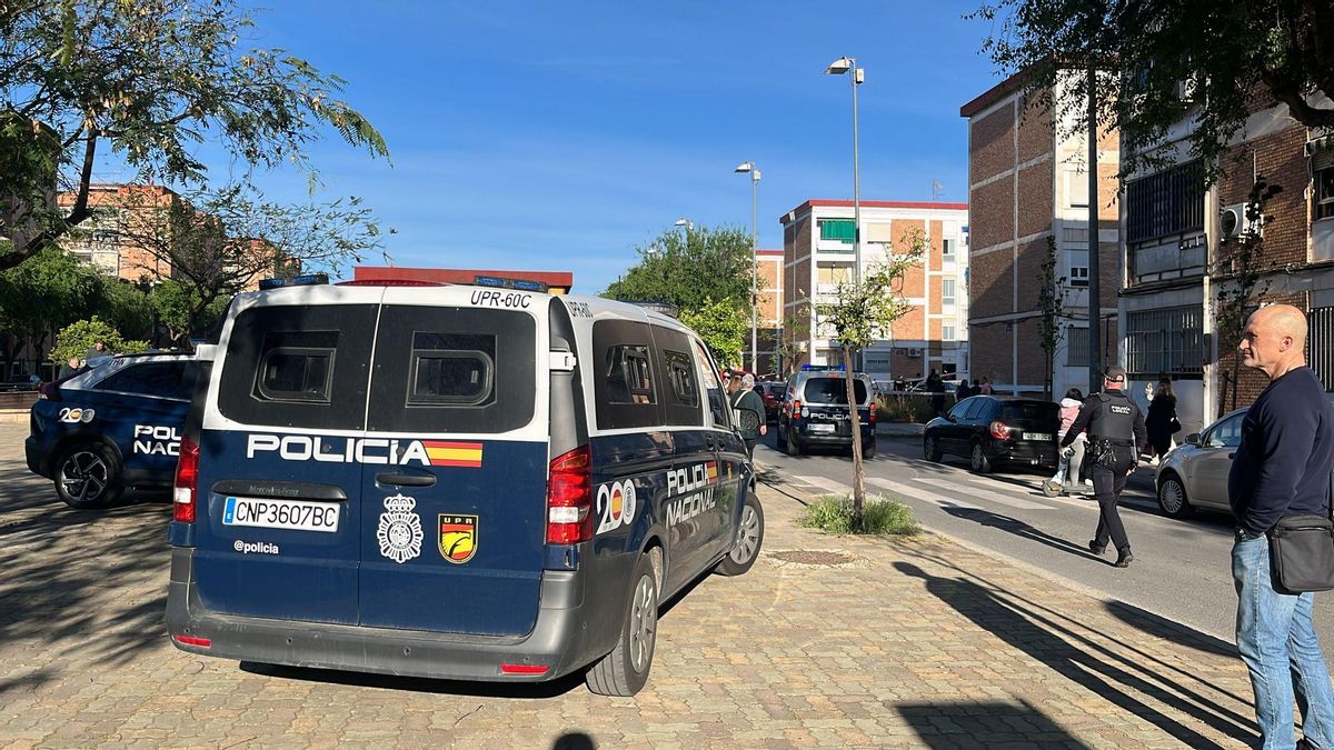 La Policía Nacional intenta desalojar y detener a un hombre que se ha atrincherado con un cuchillo