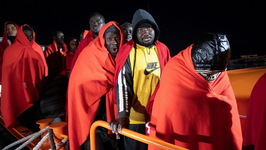 Trasladados a Motril los 54 inmigrantes rescatados cerca de Alborán