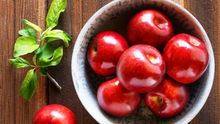 Fotografía promocional sin fecha cedida por Proprietary Variety Management donde se muestra la manzana "cosmic Crisp" desarrollada por la Universidad estatal de Washington y que saldrá al mercado el próximo 1 de diciembre.