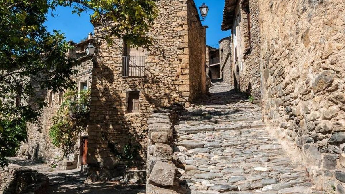 Con tres iglesias, restos de dos castillos y un puente, este pequeño pueblo posee uno de los núcleos medievales mejor conservados de la provincia