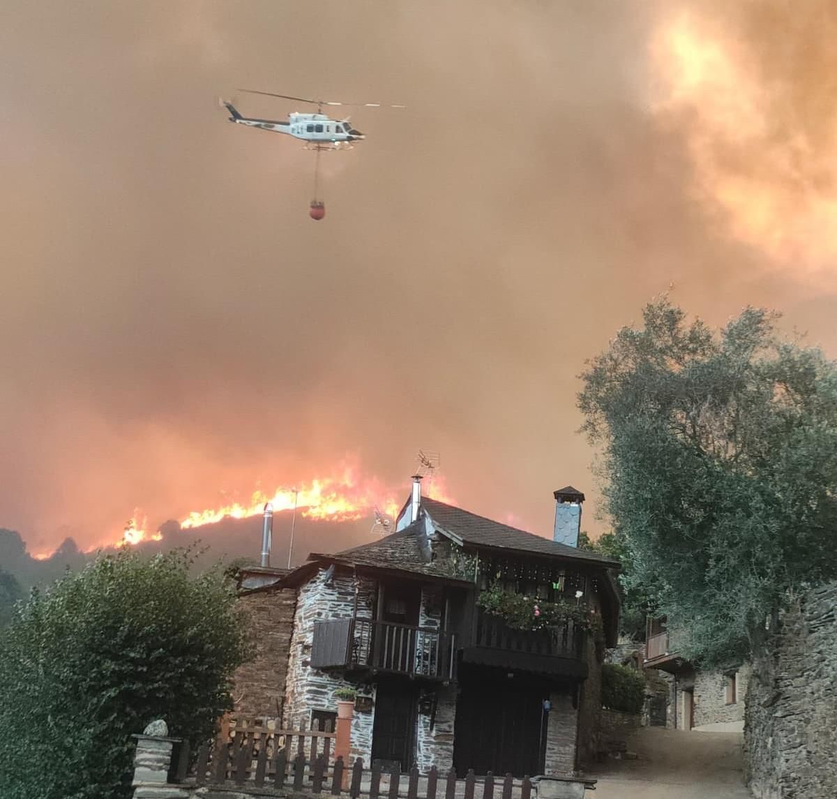 El incendio de Veguellina casi alcanza las casas en Prado de Somoza.