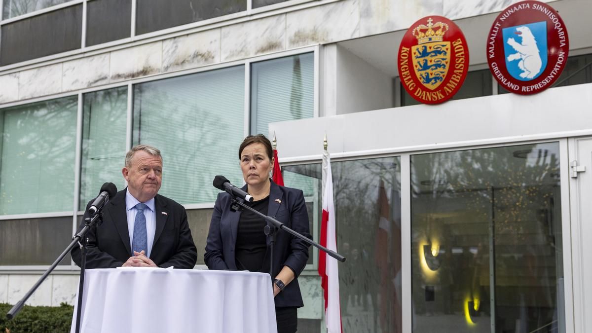 El ministro de Exteriores de Dinamarca, Lars Lokke Rasmussen y la de Groenlandia, Vivian Motzfeldt, se dirigen a los medios tras la reunión en Washington con Marco Rubio y JD Vance el 14 de enero.
