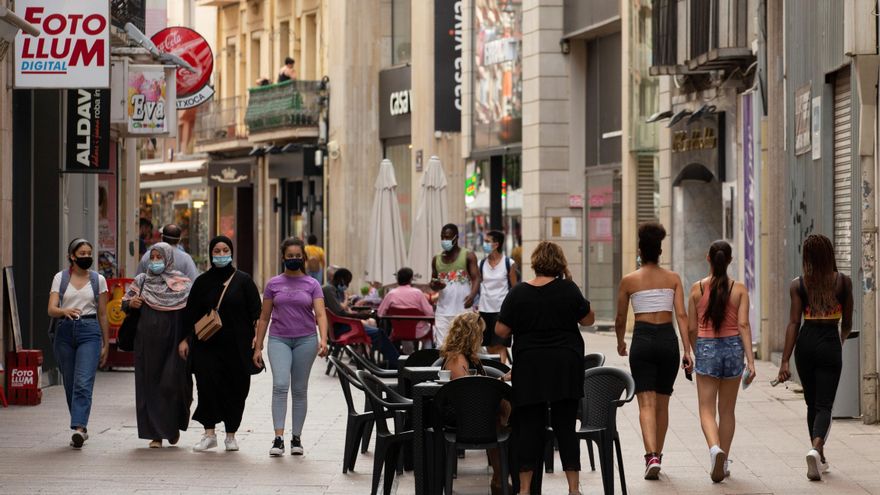 Varias personas caminan por el centro comercial e histórico de Lleida