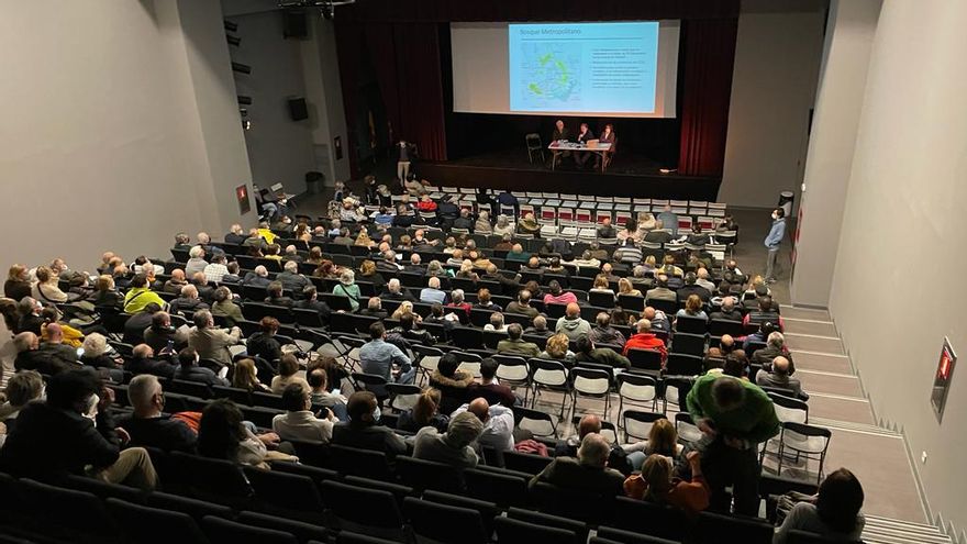 Imagen de una asamblea de los propietarios afectados por lo que califican de "expropiaciones encubiertas".