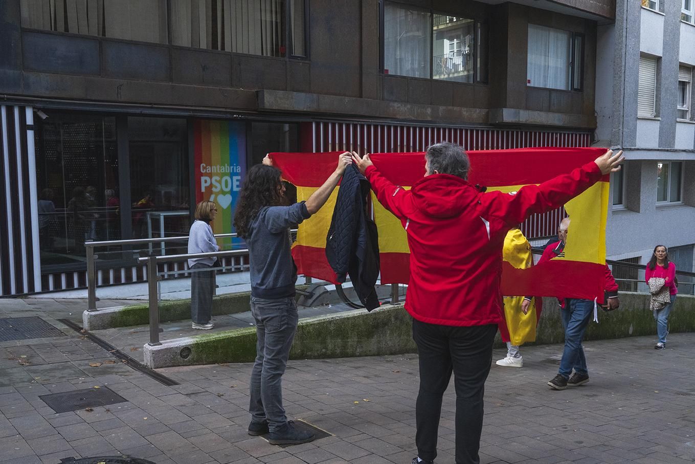 Protesta frente a la sede del PSOE en Santander por la Ley de Amnistía.