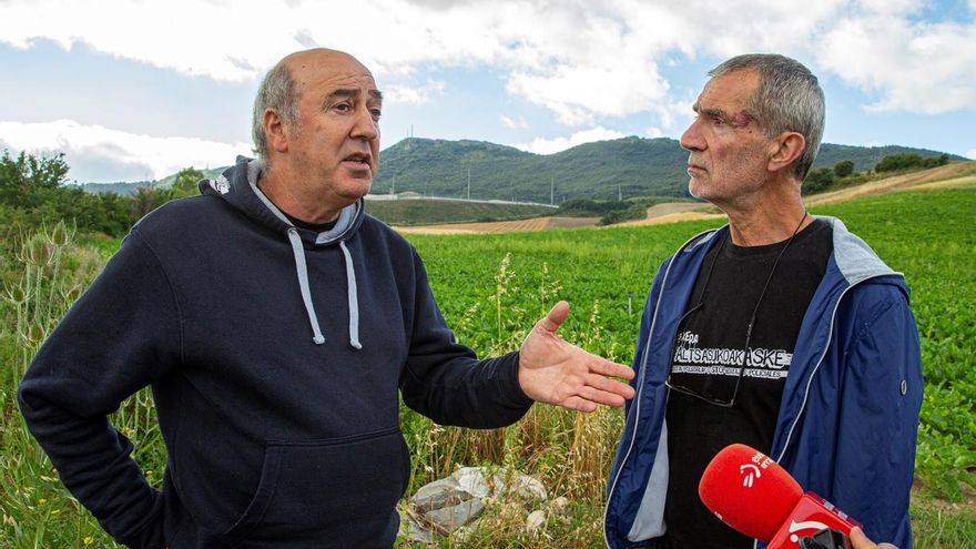 Koldo Arnanz (i), y Antxon Ramírez de Alda (d), padres respectivamente de Oihan y Adur, dos de los ocho condenados por la agresión a dos guardias civiles y sus parejas en Alsasua, en octubre de 2016, hacen declaraciones este viernes.