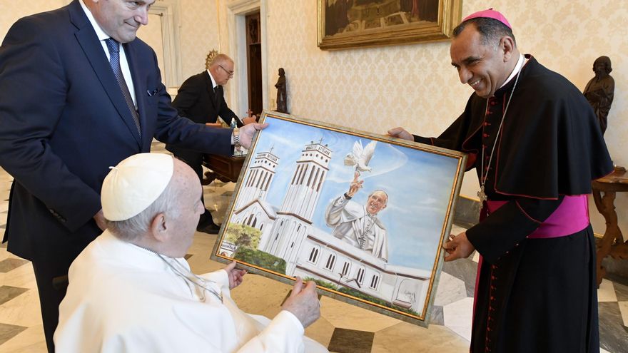 Imagen cedida por el Vaticano del encuentro del papa con los obispos brasileños. EFE/EPA