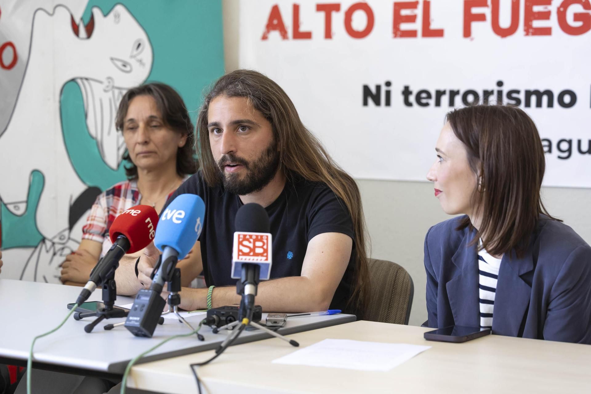 La secretaria de organización del PSOE canario, Nira Fierro (d), y la representante de CCOO, Paloma Barros (i), han participado en la presentación de las concentraciones que se celebrarán en Canarias por la plataforma 'Pararlaguerra.es' para pedir "el fin del genocidio en Gaza". En la imagen con Adrián Ramírez (c), portavoz de Recortes Cero.