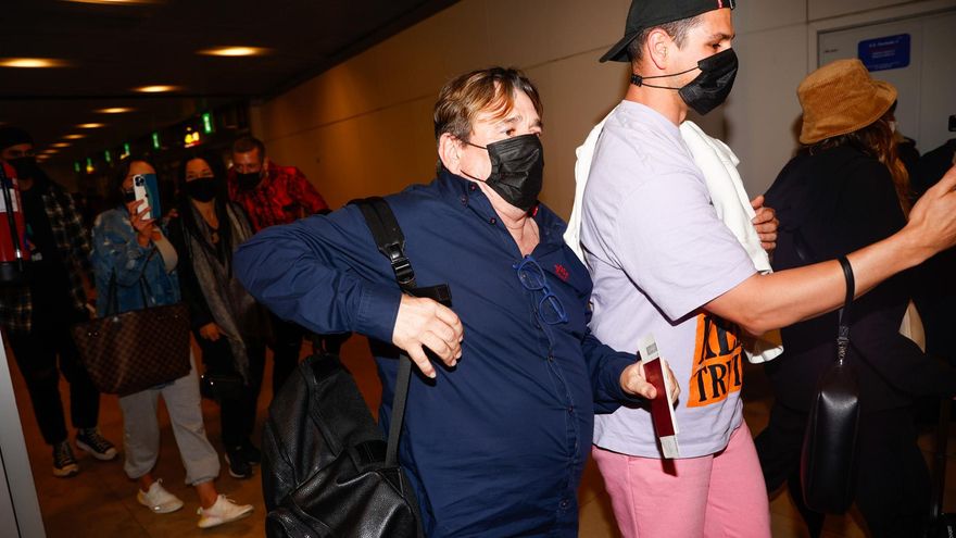 Juan Muñoz y Alejandro Nieto en el aeropuerto rumbo a 'Supervivientes 2022'