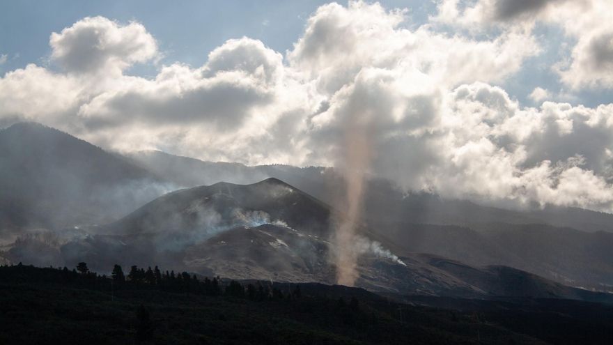 "Mejor cantar nanas que entonar aleluyas", la tensa calma por el volcán en La Palma