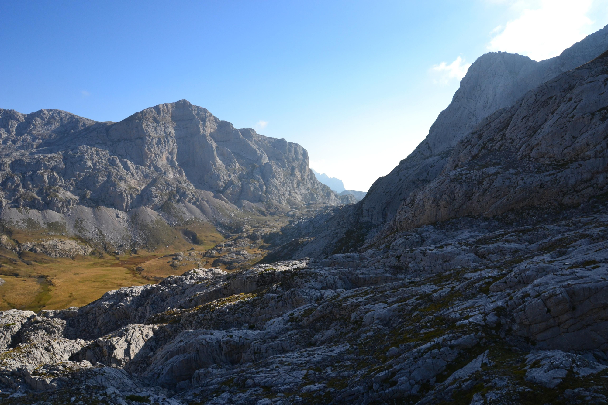 Voluntarios llevando el material de la estación meteorológica a la Vega de Liordes en octubre de 2018.